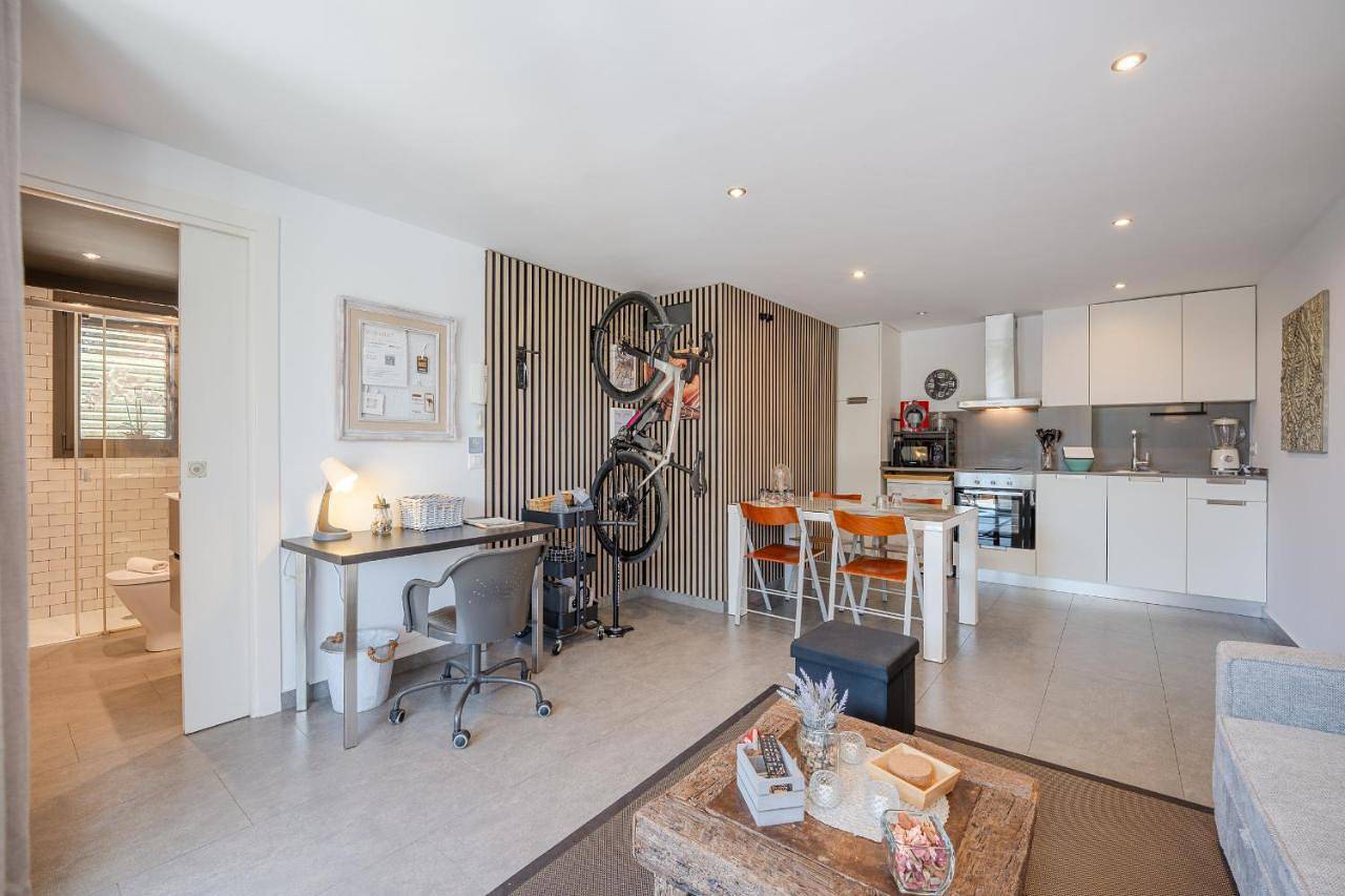 Entire apartment, Apartment with Garden View in Girona, Gironès