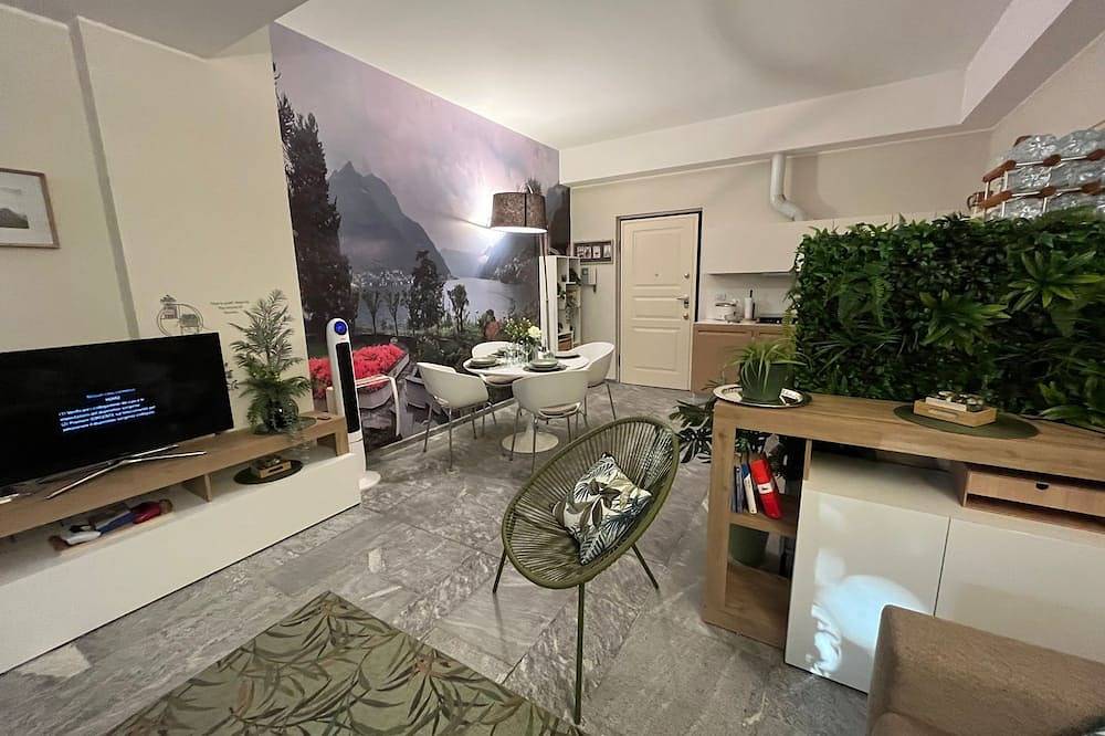 Hel lejlighed, Nice apartment inside a residence with a park of secular plants and waterfall in Riva (Faggeto Lario), Faggeto Lario