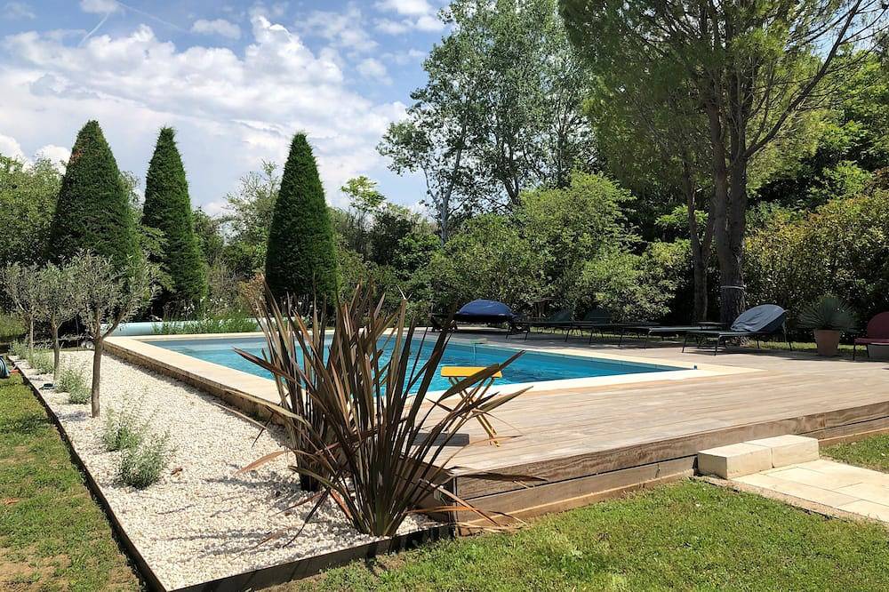 Large 18th century Provencal cottage, restored\n5 bedrooms, 4 bathrooms in Oppède, Parc naturel régional du Luberon