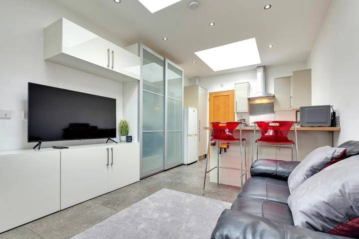 Pass the Keys | Central & Modern Cabin on Mill Road in Cambridge, Cambridgeshire