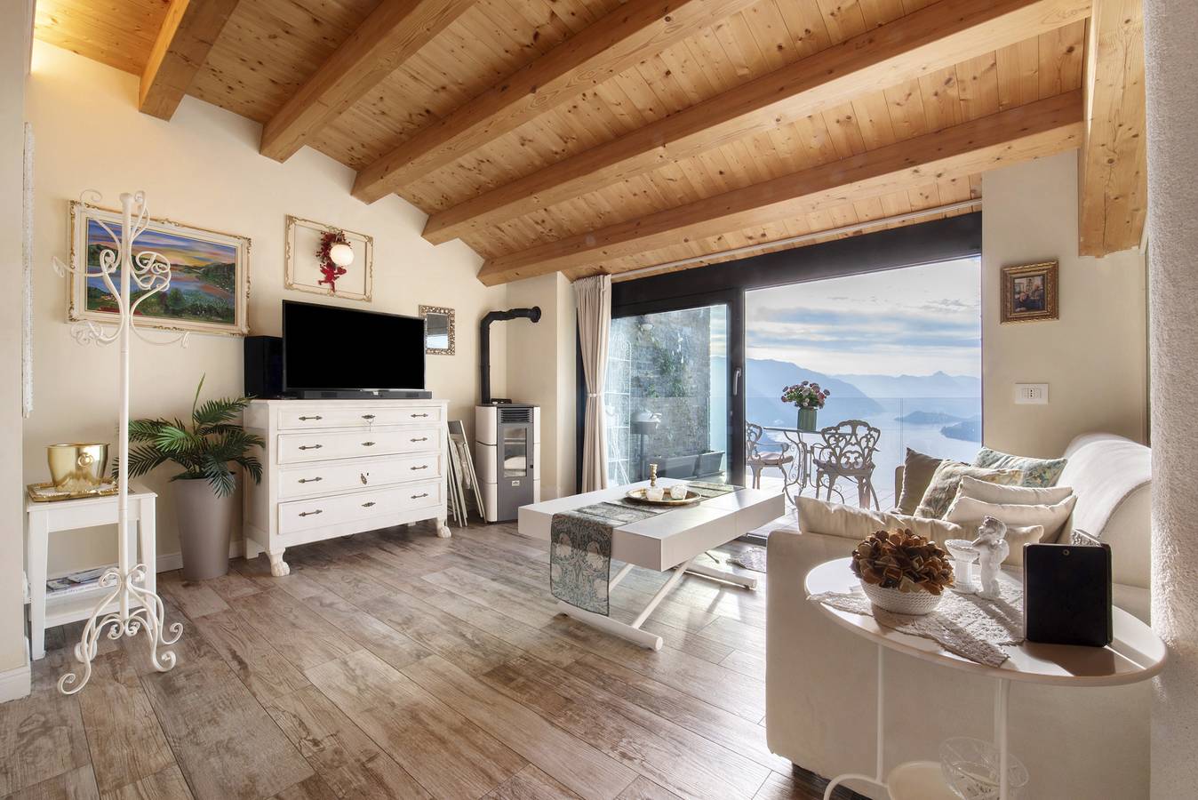 Vakantiehuis "Zomer en Winter" met Uitzicht op het Meer, Verwarmd Binnenzwembad & Wi-Fi in Perledo, Gemeente Perledo