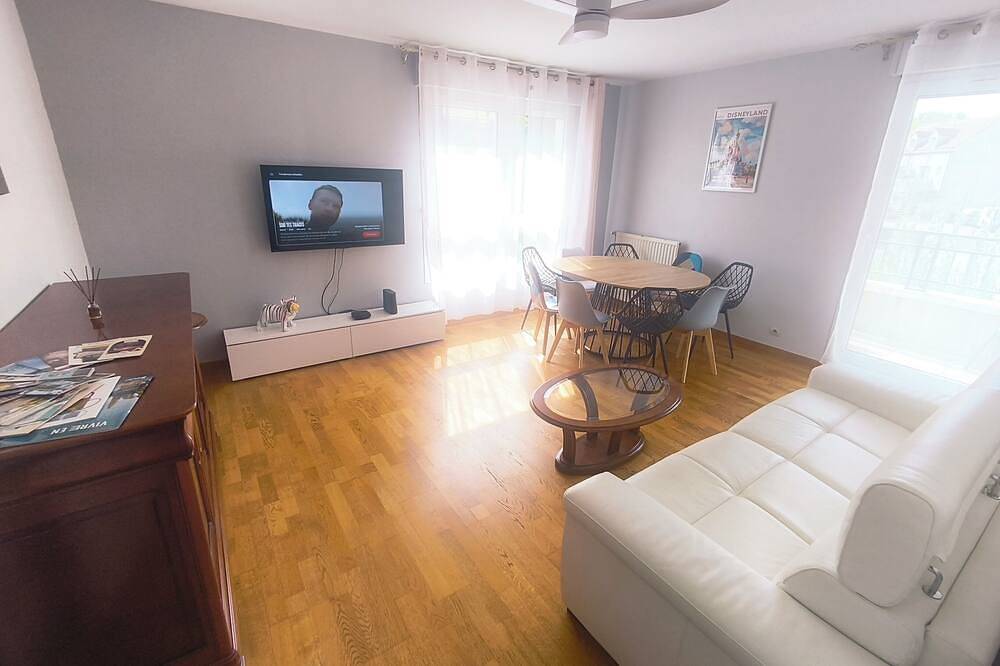Appartement entier, Confortable appartement à 5 Min à pied du Rer A Bussy Saint Georges. in Bussy-Saint-Georges, Seine-et-Marne