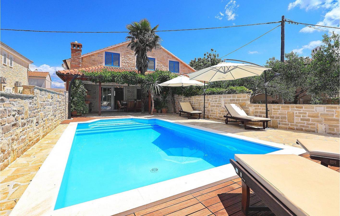 Incantevole appartamento di 135 m² con piscina, vicino alla spiaggia: la vacanza perfetta! in Sutomiscica, Isola di Ugljan