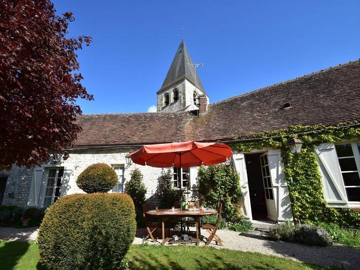 Location de vacances pour 6 personnes, avec terrasse et jardin dans Forteresse médiévale de Yèvre le Chatel