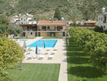 Cottage pour 2 personnes, avec vue et jardin ainsi que balcon et piscine dans Πισσούρι