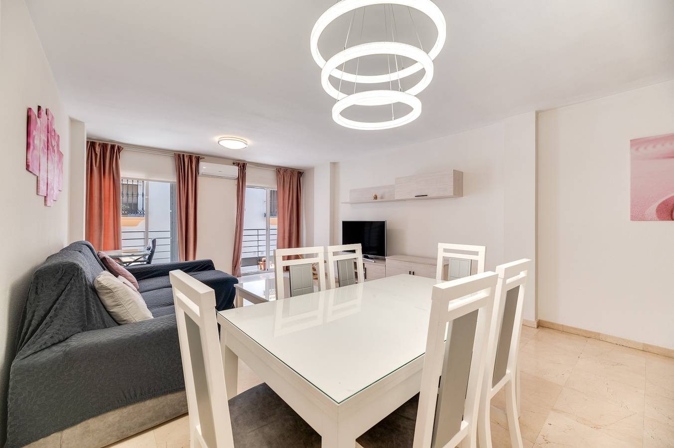 Entire apartment, Apartment 'Vivienda Casco Antiguo De Marbella' with Balcony, Wi-Fi and Air Conditioning in Plaza de los Naranjos, Marbella