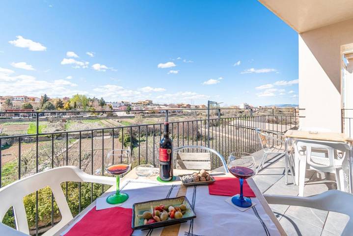Hostal, con Balcón además de Terraza y Vistas en Cella