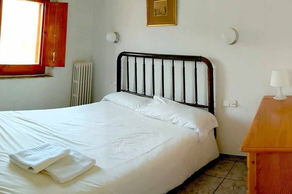 Apartamento entero, Apartamento 'Mas El Carrer - Groc' con vistas a la montaña, piscina compartida y Wi-Fi in Santa Pau, Parc Natural de Zona Volcànica de la Garrotxa