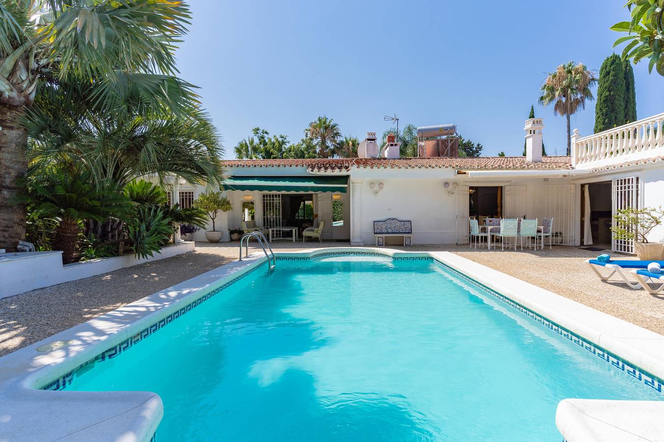 Preciosa villa 'Las Palmeras' con piscina climatizada privada in Playa de Cortijo Blanco, Marbella