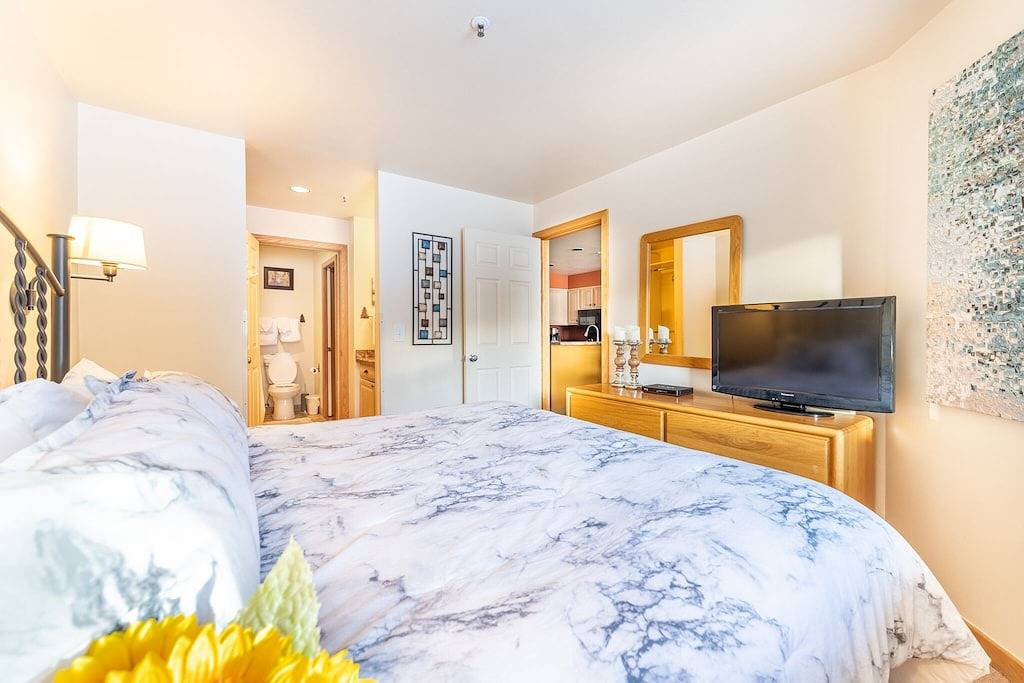 Ganze Wohnung, Ideally Located Lakeside Condo w/ Mountain & Lake Views from Private Balcony! in Arapahoe Basin