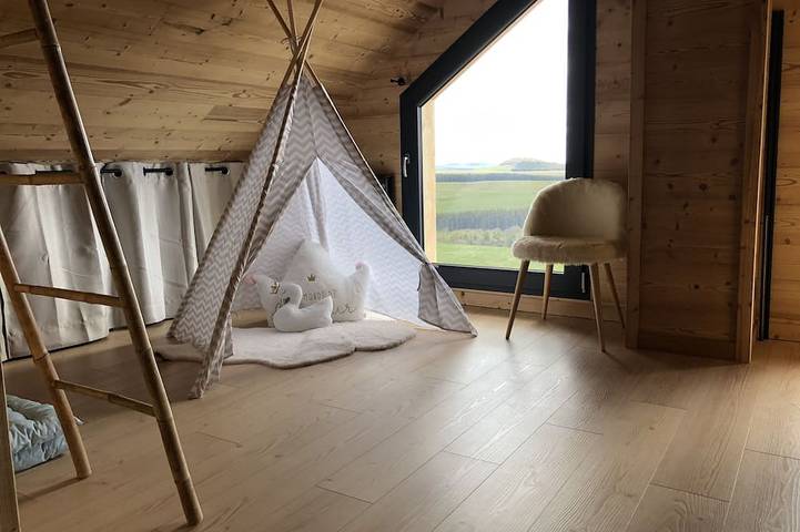 Gîte pour 12 personnes, avec balcon et jardin ainsi que jacuzzi et sauna dans Lac Pavin - 2
