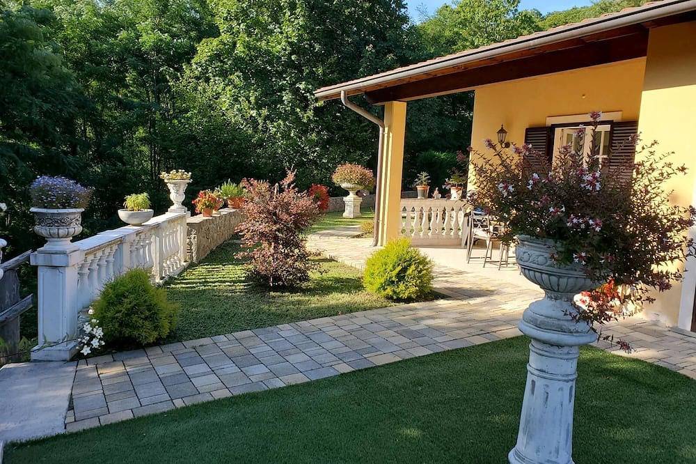 Luxurious  2-bedroom villa with private pool, Ac, Wifi , Vineyard in  Tuscany in Castelnuovo di Garfagnana, Garfagnana