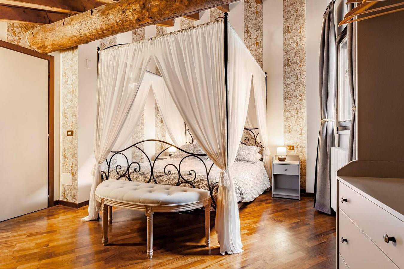 Design Villa with parking, Navigli, Milan,sleeps5 in Milan, Milan Province