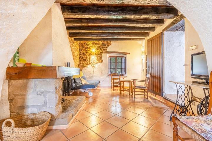 Holiday Home 'Cal Camp Llarg' with Mountain View, Private Pool and Wi-Fi in Casserres, Barcelona provins