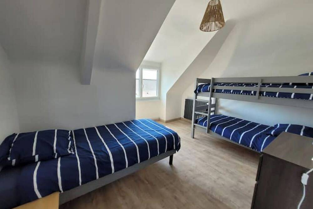 Maison Familiale Avec Spa Proche mer et Commodités in Trélévern, Rosa Granitküste