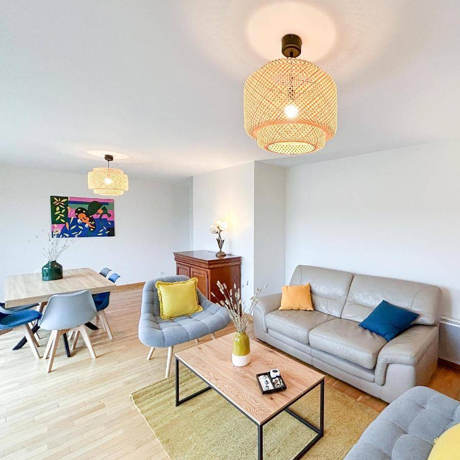 Appartement entier, Three-Bedroom Apartment in Saint-Cyr-l'École, Yvelines