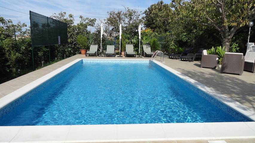 Ferienwohnung für 5 Personen, mit Balkon/Terrasse und Pool auf Rab