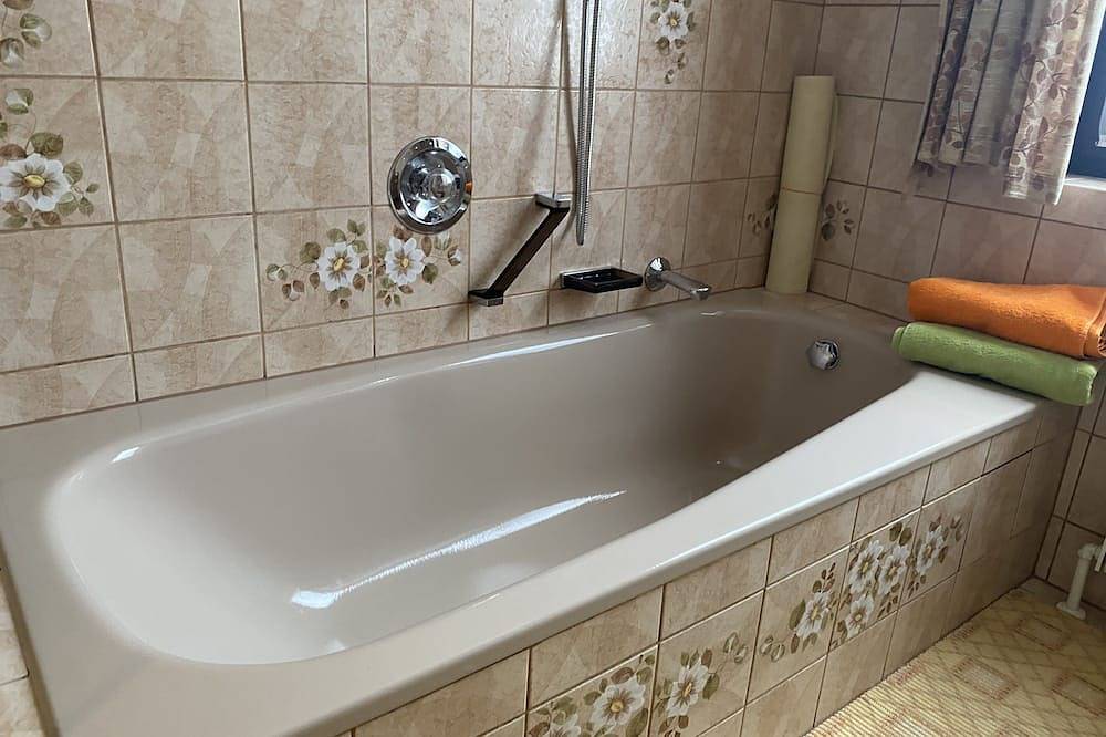 Ganze Wohnung, Grosszügige Komfort-Wohnung,150m2, im Parterre, ruhig, gartenseitig mit Terrasse in Wien, Wienerwald