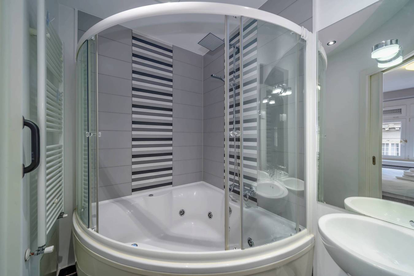 Ganze Wohnung, Silver Apartment With Hot Tub And Balcony in Zagreb, Zagreb und Umgebung