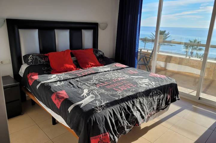 Ganze Wohnung, Apartment mit herrlichem Meerblick und Blick auf den Felsen von 🇬🇮Gibraltar in Playa de la Rada, Estepona