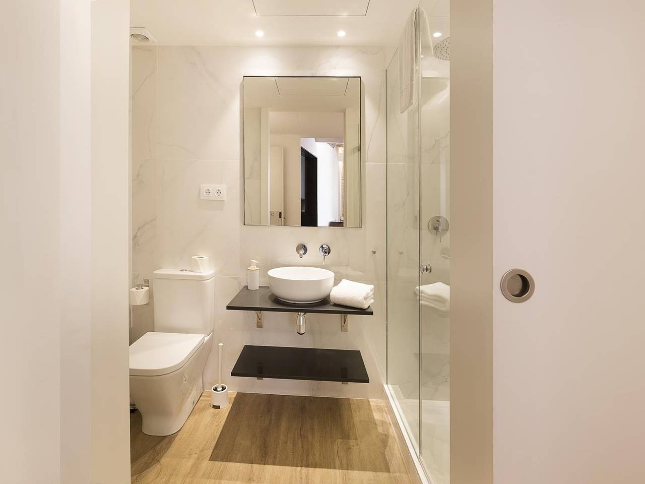 Entire holiday apartment, Superior Deluxe One Bedroom Apartment in Barcelona Centre, Barcelona