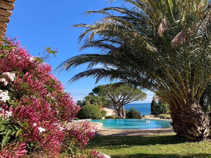 Location de vacances pour 8 personnes, avec Balcon et Terrasse ainsi que Jardin et Piscine dans Plage de la Gaillarde