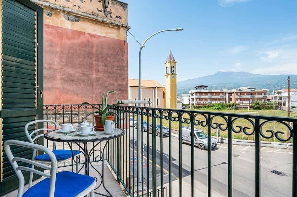 Apartamento entero, Sicily Beachside Apartment - 1 Minute to the Shore in Fondachello, Provincia de Catania
