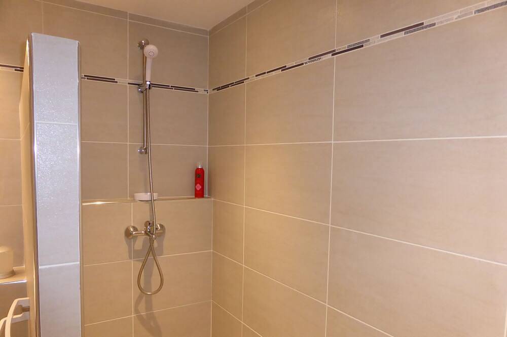 Chambre avec salle de bains en suite proche Croisette in Cannes, Côte méditerranéenne (France)