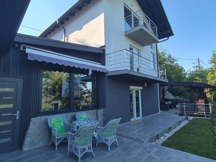Ferienhaus für 7 Personen, mit Balkon und Whirlpool sowie Terrasse und Garten