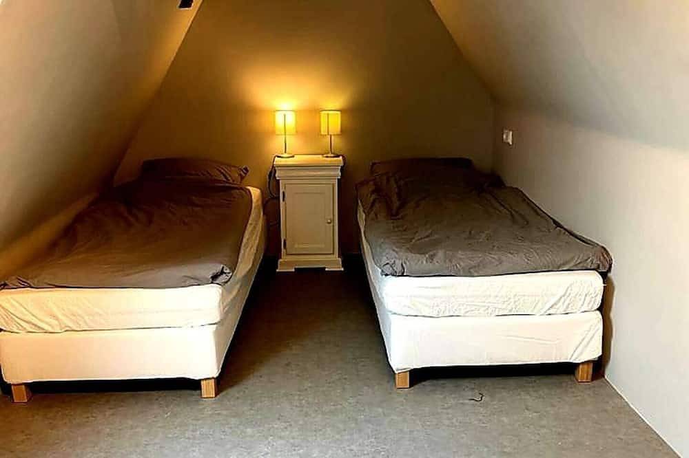 Entire house with a big kitchen and 2 bedrooms \"Blomsteech\" in Dongeradeel, Mer du Nord Pays-Bas