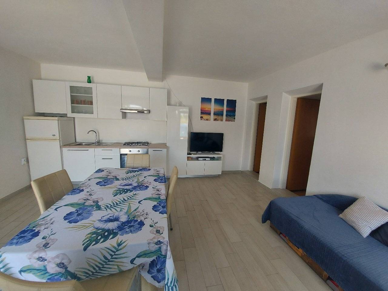 Entire apartment, One-bedroom apartment by the sea in Grebastica, Šibenik-Knin