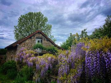 Location de vacances pour 15 personnes, avec terrasse et vue à Charensat