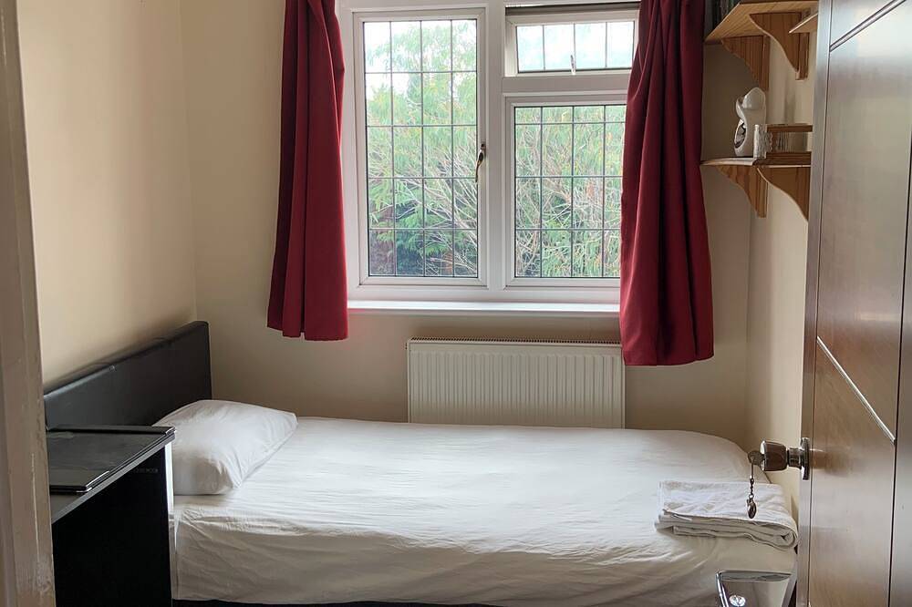 Bianca's House Hotel Heathrow Airport in Slough, Berkshire