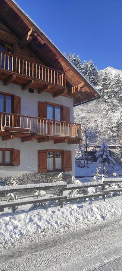 Gîte pour 3 personnes, avec jardin ainsi que vue et terrasse à Cesana Torinese