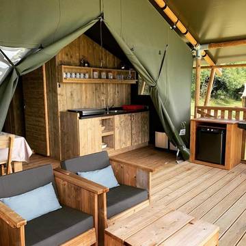 Tente pour 5 personnes, avec piscine ainsi que jardin et vue, animaux acceptés dans le Lot
