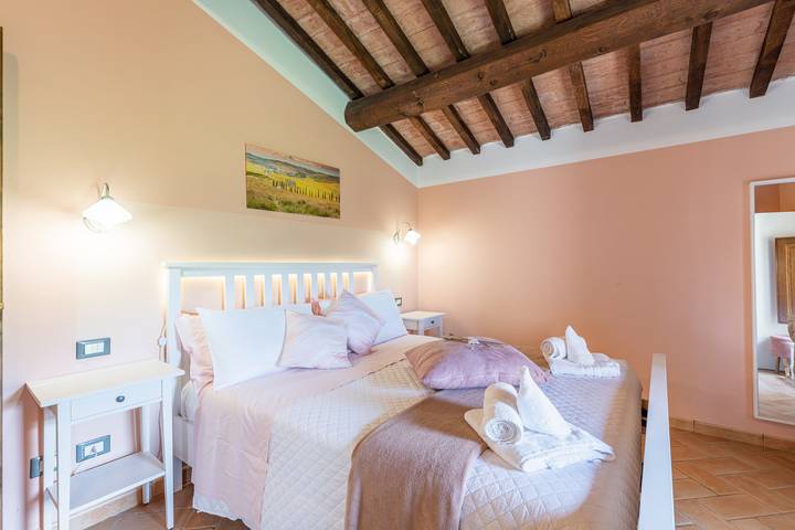 ‘Acacia’ Room with Mountain View, Shared Pool, and Wi-Fi in Chianciano Terme, Siena Province