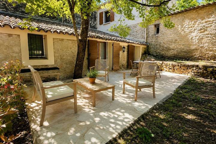 Appartement de vacances pour 4 personnes, avec Jacuzzi et Terrasse ainsi que Jardin et Piscine
