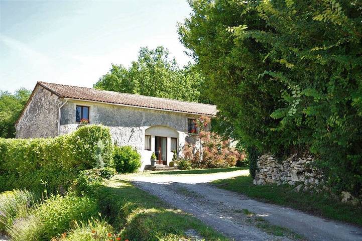 Location de vacances pour 12 personnes, avec Terrasse ainsi que Jardin et Piscine à La Rochebeaucourt-et-Argentine