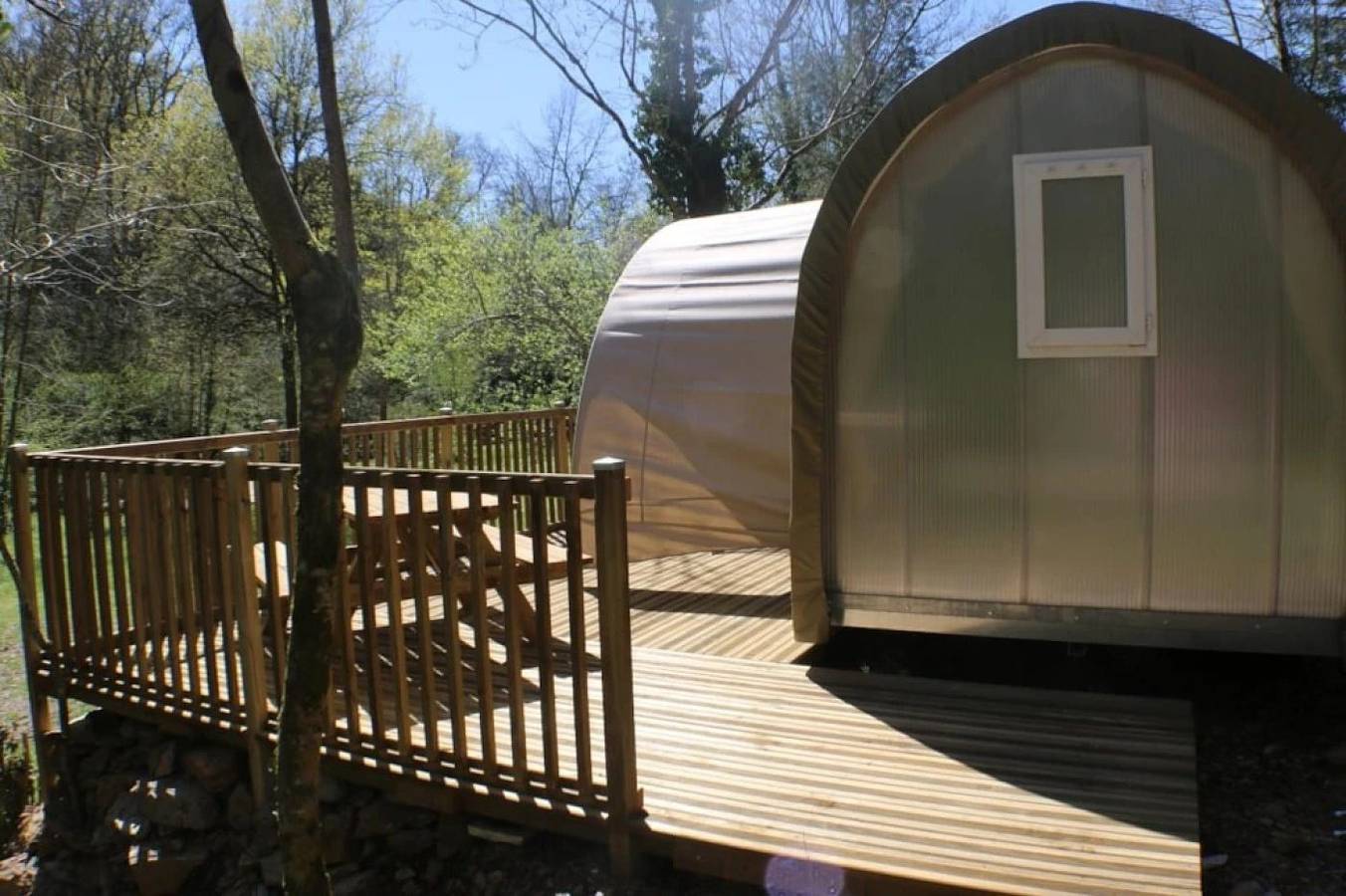 Zecamping toboggans piscine animaux acceptés locatif 16m2 4 pers in Saint-Constant, Aurillac en omgeving