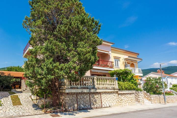 Ganze Wohnung, Beschauliches Studio-Apartment nur 250 Meter zum Strand mit Meerblick, Parkplatz, Grill in Povile, Primorje-Gorski Kotar