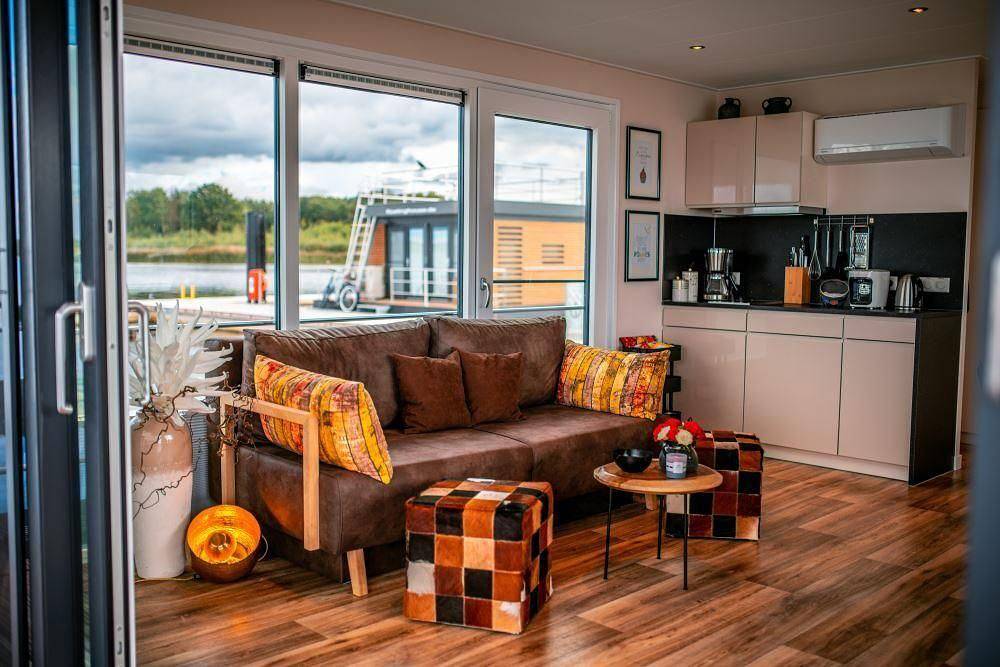 Floatinghouse Skyline: Ferienhaus auf dem Wasser mit Terrasse in Bärwalder See, Boxberg (Oberlausitz)