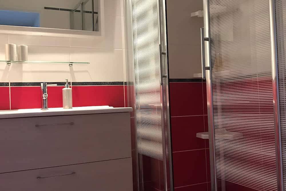 Ganze Wohnung, Apartment F2 + terrace - rated 3 stars - with village and Canigou views in Vernet-les-Bains, Parc naturel régional des Pyrénées catalanes