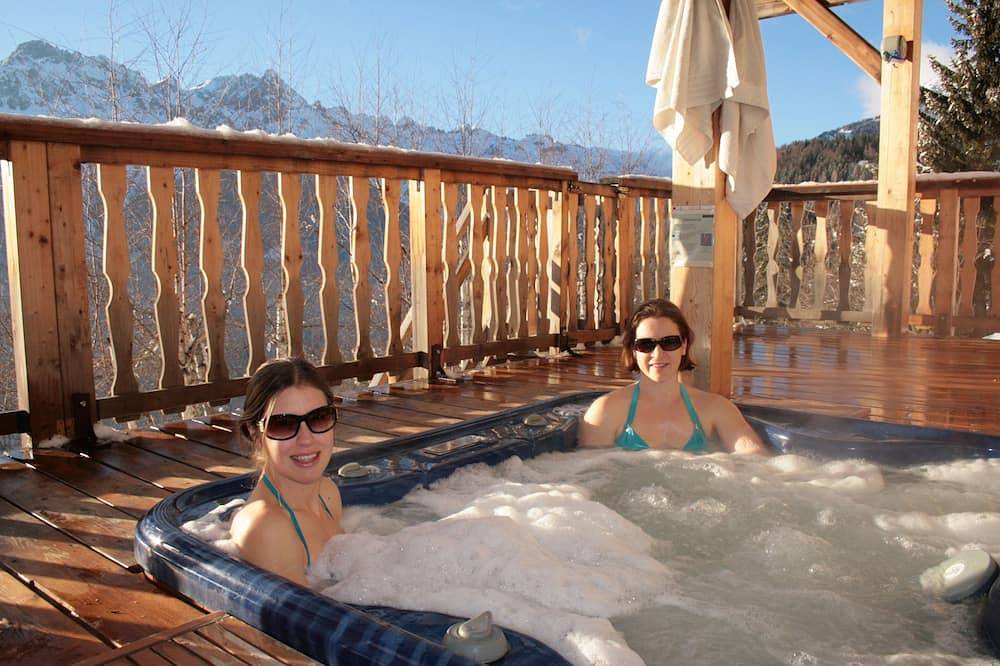 Chalet Jonquille - 12 persons with outdoor Jacuzzi, 6 bedrooms in Oz, Écrins National Park