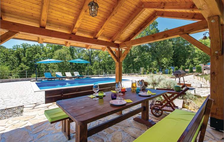 Gemütliche 2-Zimmer-Wohnung mit Terrasse, WLAN und Parkplatz in der Nähe des Strandes von Fiumana in Rijeka, Primorje-Gorski Kotar