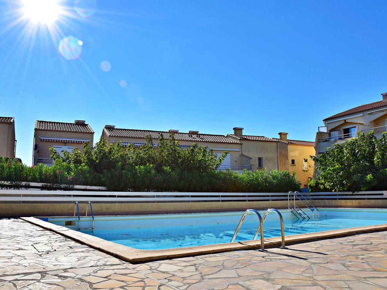 Entire apartment, Ground Floor Apartment with Pool, Garden Terrace & Parking in Marseillan, Côte d'Améthyste