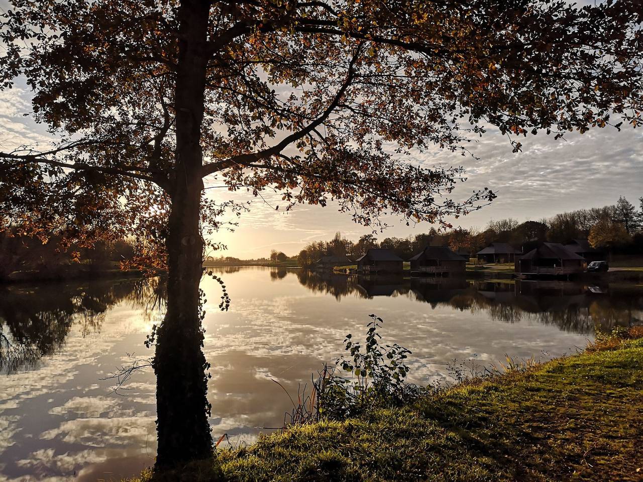 Chalet Pmr sur Plan d'Eau avec Ponton Privatif – 4 à 6 Pers – Parfait pour Familles et Pêcheurs in Villiers-Charlemagne, Mayenne