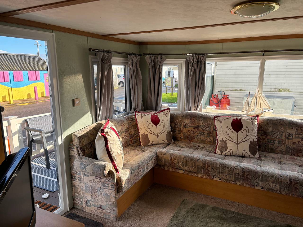 2 Bed Caravan - Sleeps 6 - Dogs - Parking - Wifi in Ingoldmells, Lincolnshire