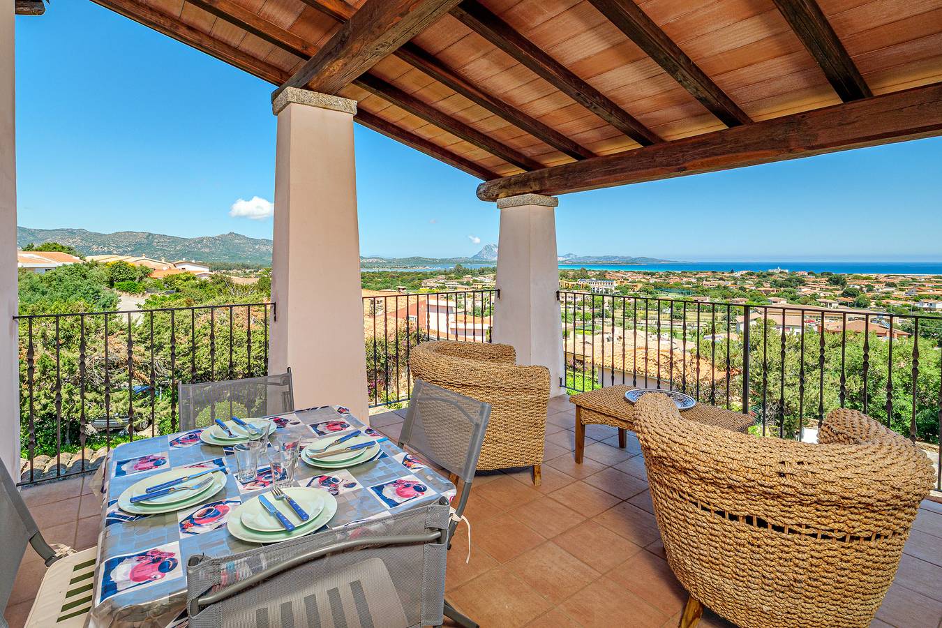 Ganze Wohnung, Ferienwohnung 'Oltremare' mit Meerblick, privater Terrasse und Klimaanlage in Suaredda-traversa, San Teodoro