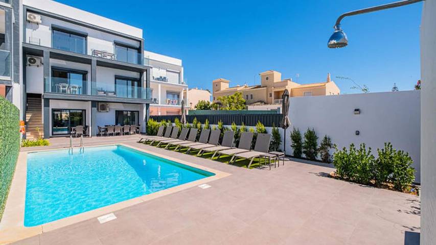 Appartement de vacances pour 13 personnes, avec piscine et jardin