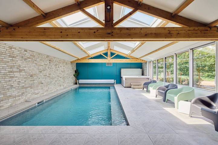 Gîte pour 15 personnes, avec jardin ainsi que piscine et jacuzzi